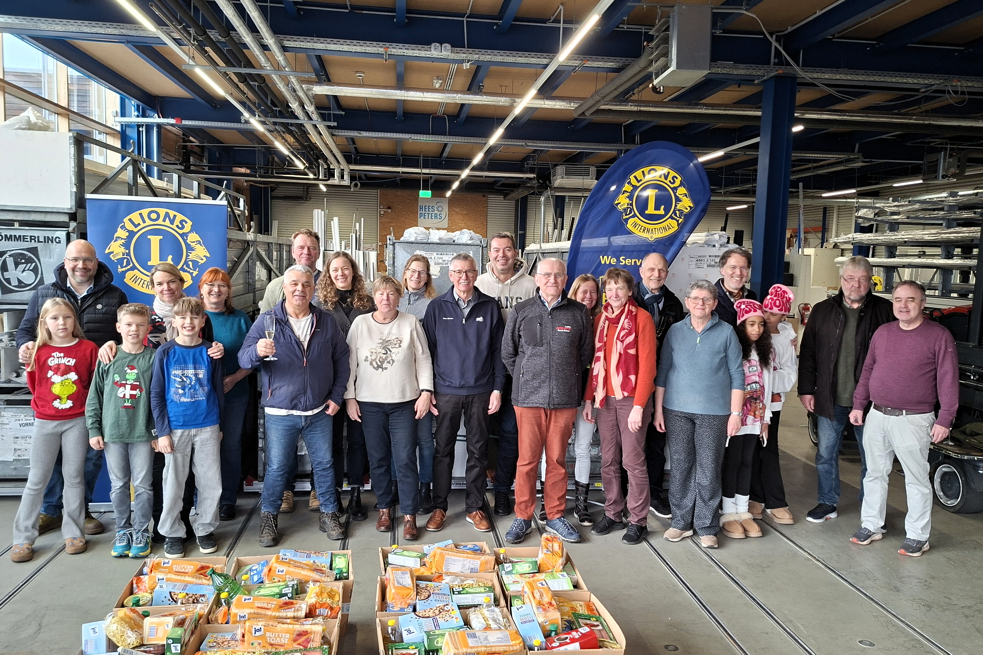 Mitglieder des LC Trier - Lebensmittelpakete vorbereiten