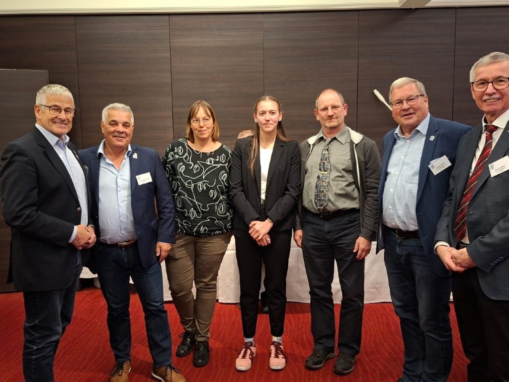 Die diesjährige deutsche Preisträgerin des Interclub Quatuor "We Serve - Preis" Laura Götten aus Konz mit Eltern.