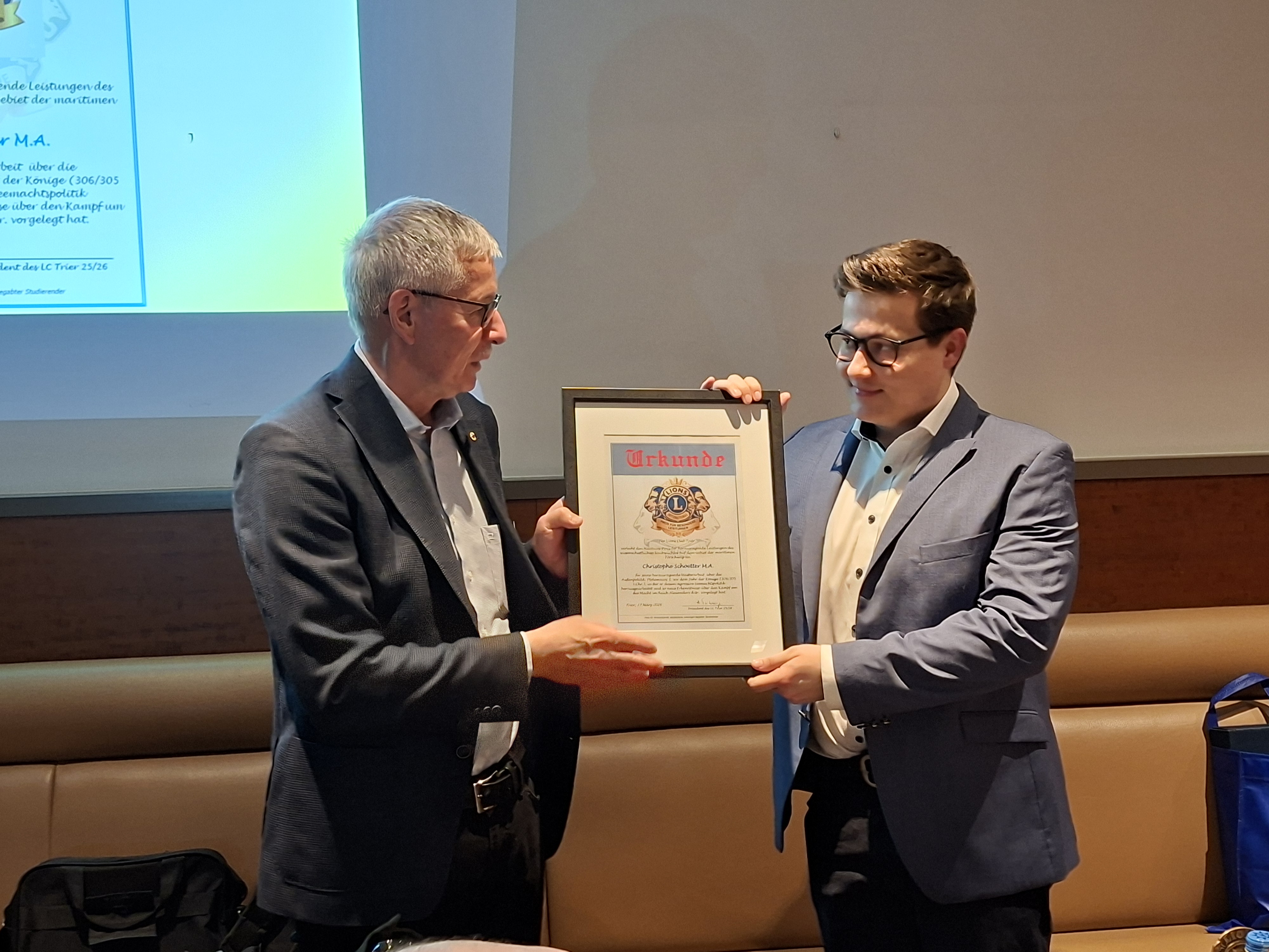 Lions Club Trier verleiht Christophe Schoetter den Nauticus-Preis für die beste Abschlussarbeit in der maritimen Forschung.