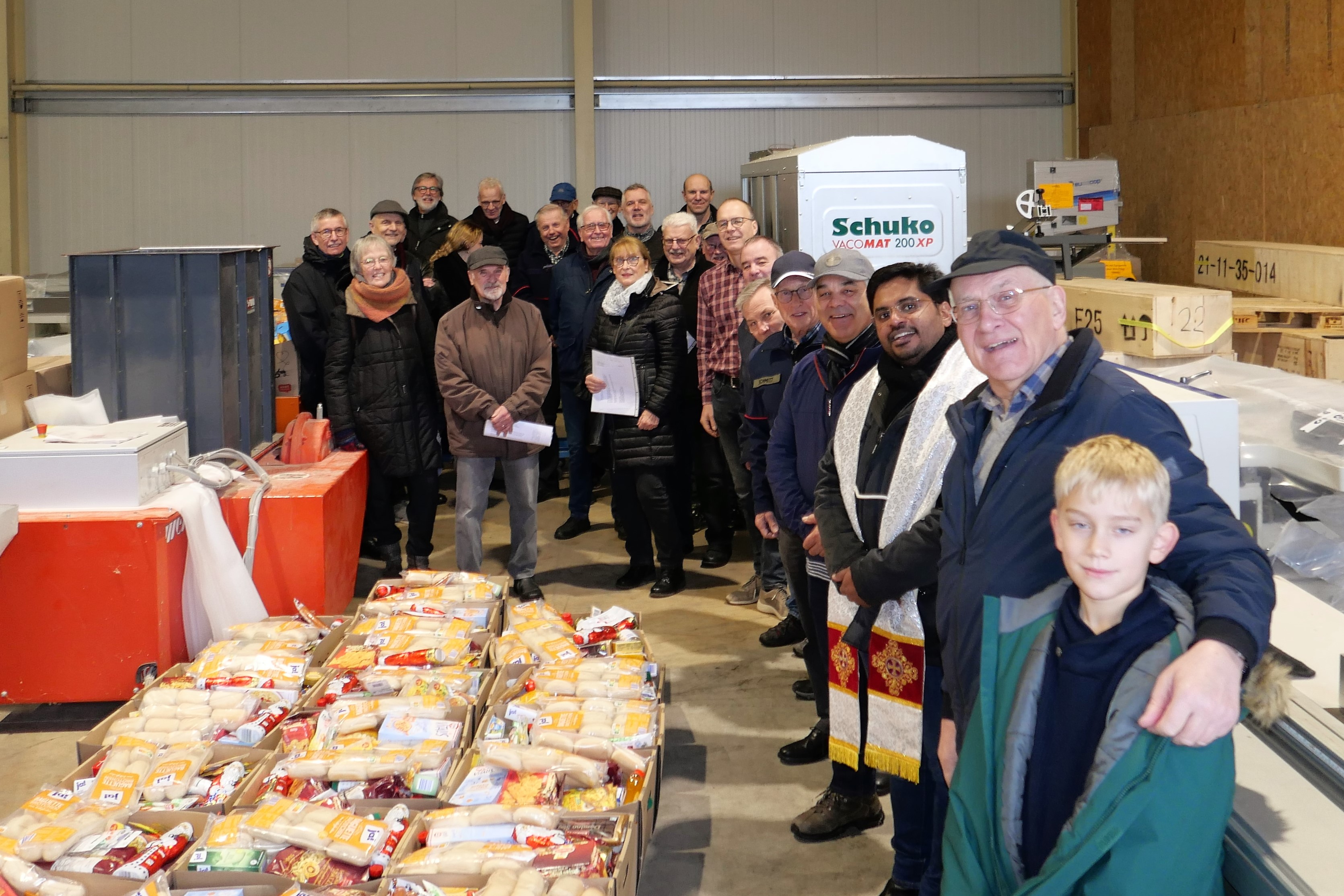 Mitglieder des Lions Club Trier und Helfer*innen des Ehranger Tafelprojekts