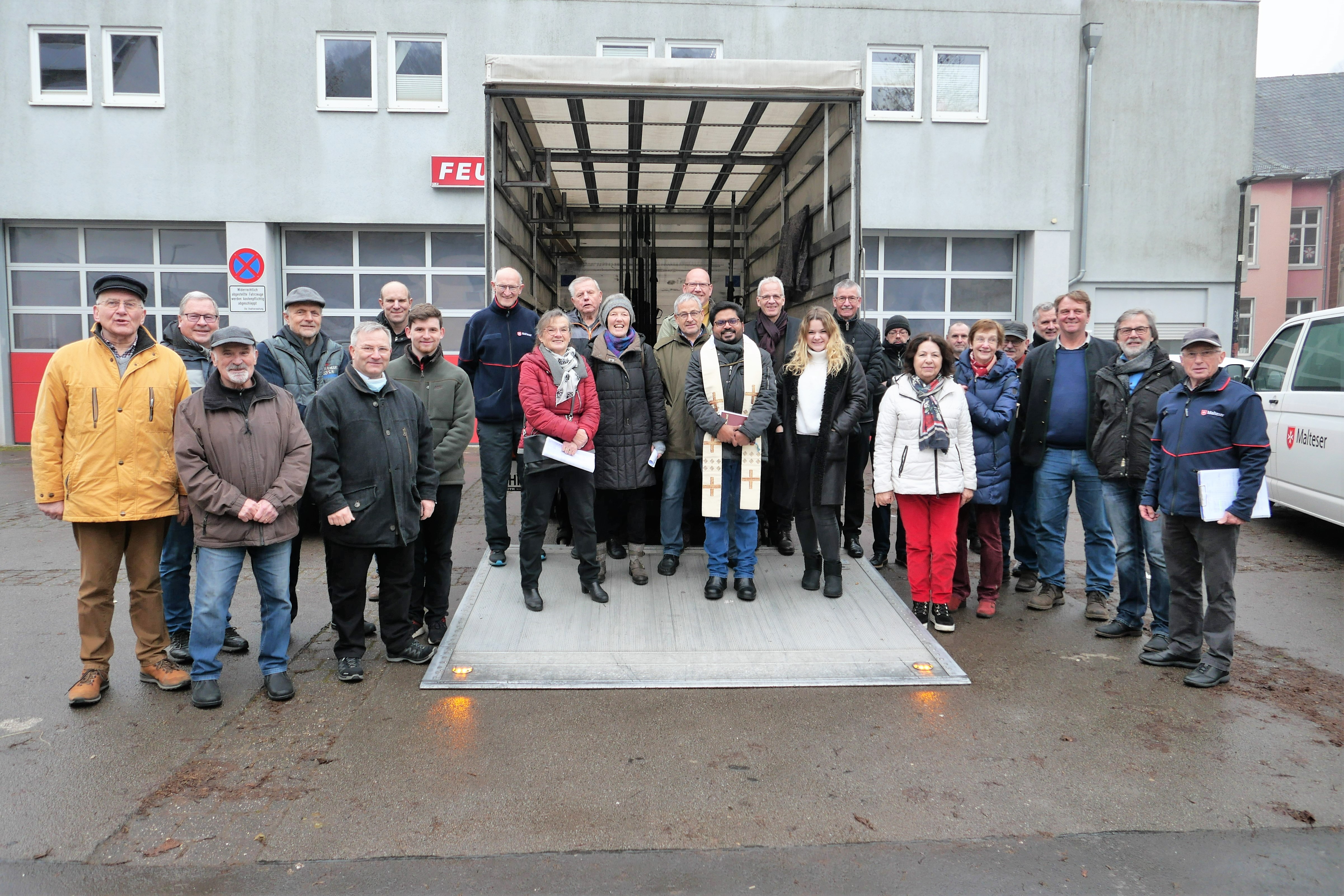 Mitglieder des Lions Club Trier und Helfer*innen des Ehranger Tafelprojekts